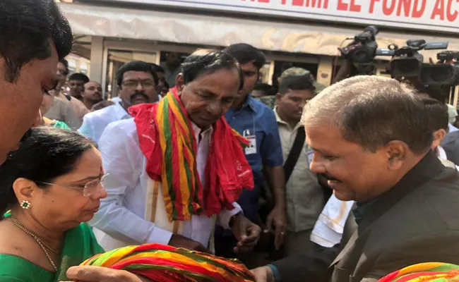 CM KCR Visits Puri Jagannath Temple - Sakshi