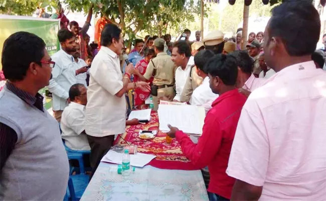 People Protest Against Janmabhoomi Grama Sabha Vizianagaram - Sakshi