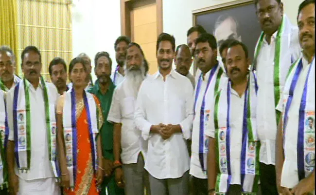 Giddaluru TDP leaders joins ysr congress party - Sakshi