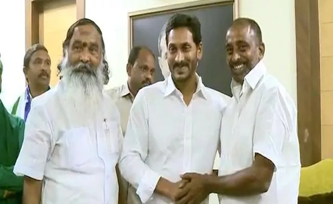 Giddalur TDP leaders joins YSRCP - Sakshi