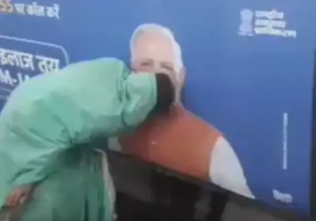 Video Of Woman Kissing Modi Picture Goes Viral - Sakshi