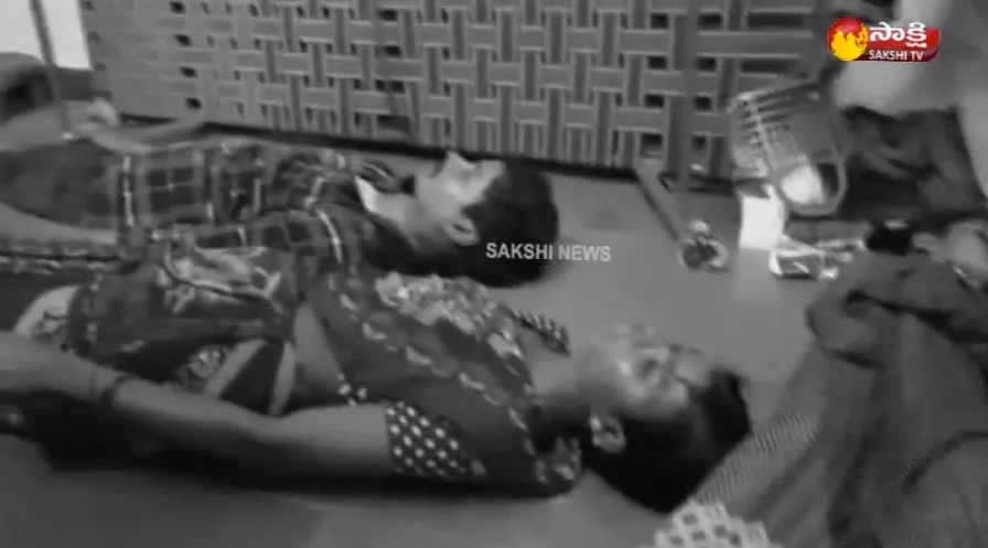 Family of four committed suicide in Nandikotkur - Sakshi
