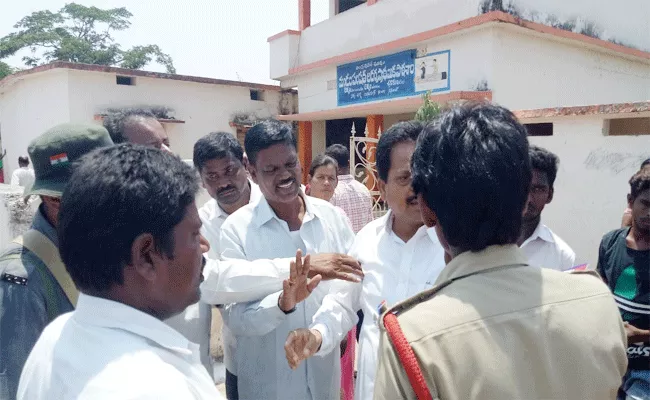 The Police Who Unleashed The YSRCP Activists To The Police Station In Tekkali - Sakshi