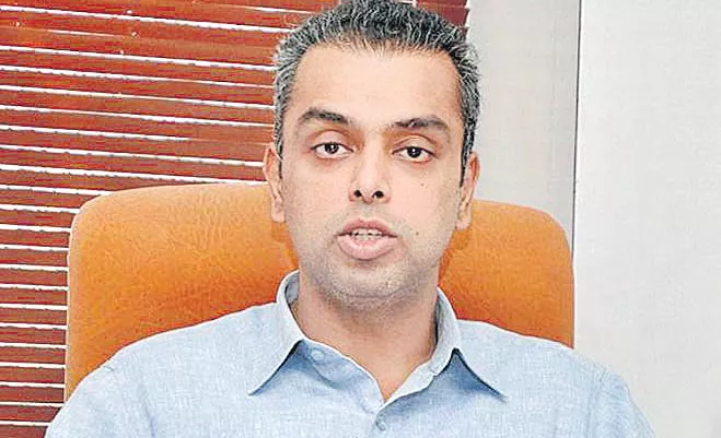 Mukesh Ambani backs Congress Milind Deora - Sakshi