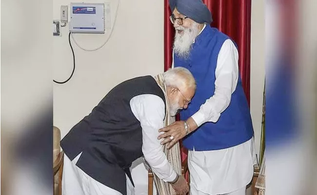 Twitter Praises PM Modi Over He Touches Ally Parkash Singh Badal Feet - Sakshi