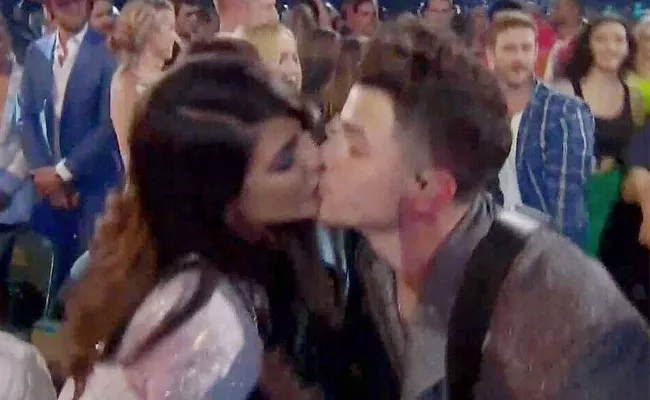 Priyanka Chopra kisses Nick Jonas during Billboard Music Awards - Sakshi