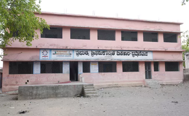 Government Funds Not Releasing To Government Schools In adilabad - Sakshi