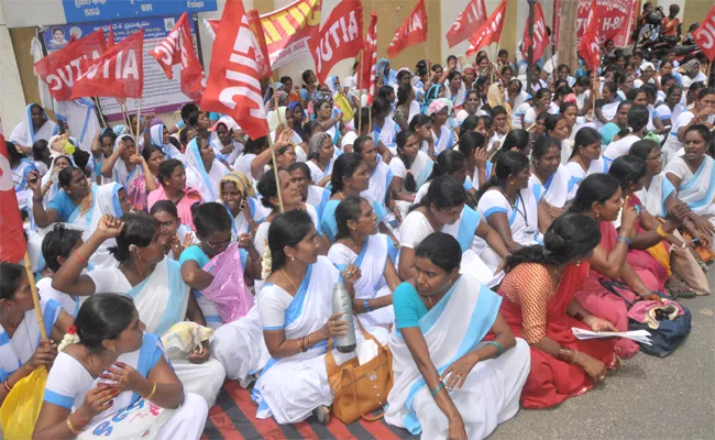 Asha Workers Dharna At kadapa Collectorate - Sakshi