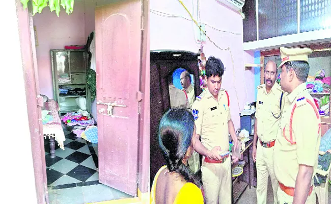 Robbery At khanapur In adilabad - Sakshi