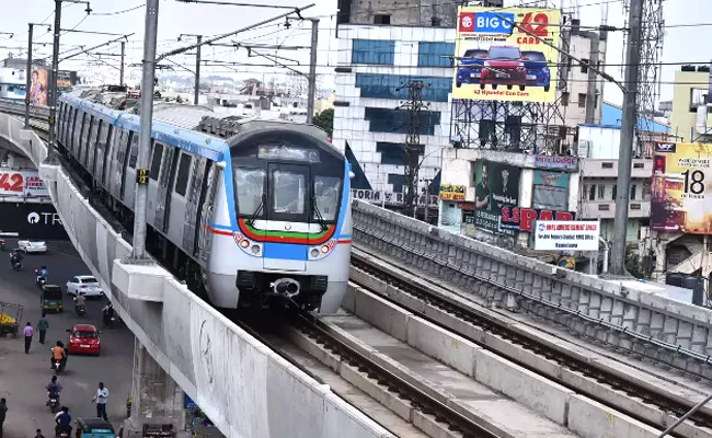 Hyderabad Metro Train Suffering With Technical Issues - Sakshi
