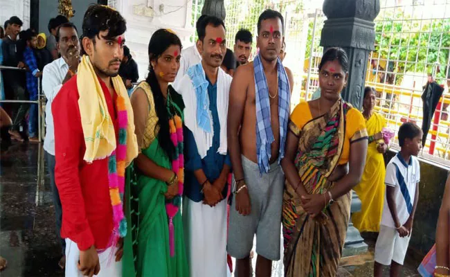 Women Did Hunger Strike Before The House Of Her Boyfriend For Marriage In Khanapur - Sakshi