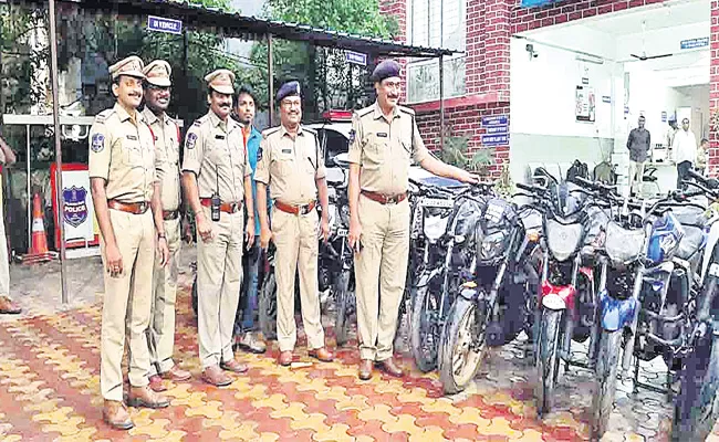 Bike Robbery Gang Arrest in Hyderabad - Sakshi