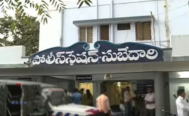 Drugs Smagllers Escaped From Police Station  - Sakshi