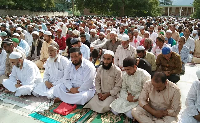 Eid celebrated peacefully, not a single bullet fired in Kashmir - Sakshi