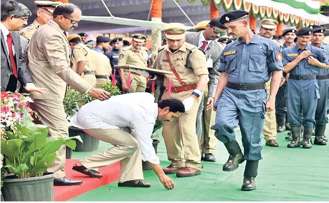 CM YS Jagan Mohan Reddy Wonderful Gesture While Giving Medal To Police - Sakshi