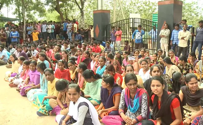 Tensionous Situation At Yogi Vemana University YSR Kudapa - Sakshi