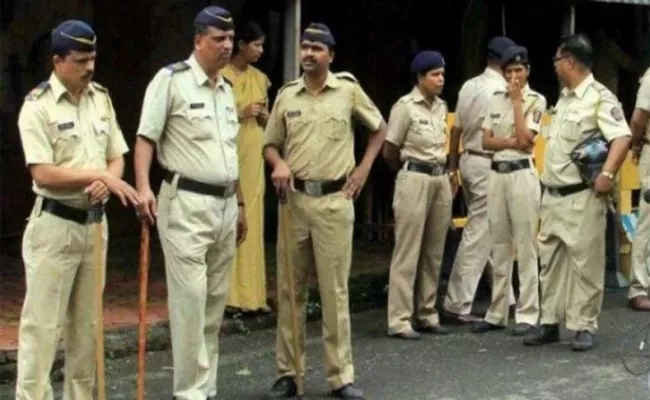 3 Cops Suspended For Having Dinner On Duty In Muzaffarnagar - Sakshi