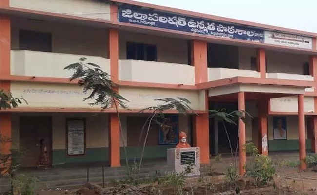 Controversy Between Teacher and Headmaster at ZP School, Kadipikonda - Sakshi