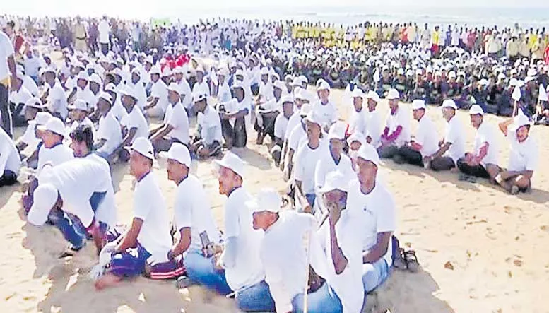 Massive beach cleaning drive held in Puri - Sakshi