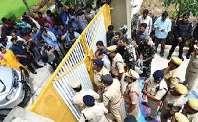 NSUI Student Union Protest Infront Trys Meet To Telangana Assembly For Inter Results - Sakshi