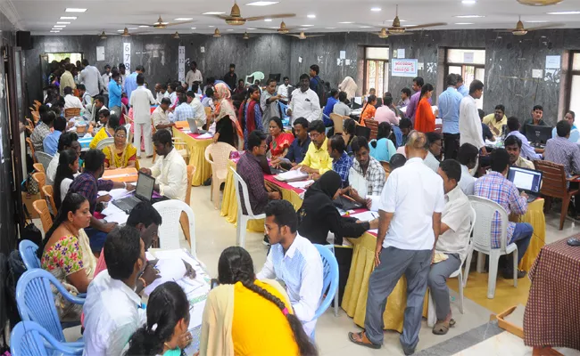 Huge Youngs Attended To AP Grama Sachivalayam Certificate Verification In Kurnool - Sakshi