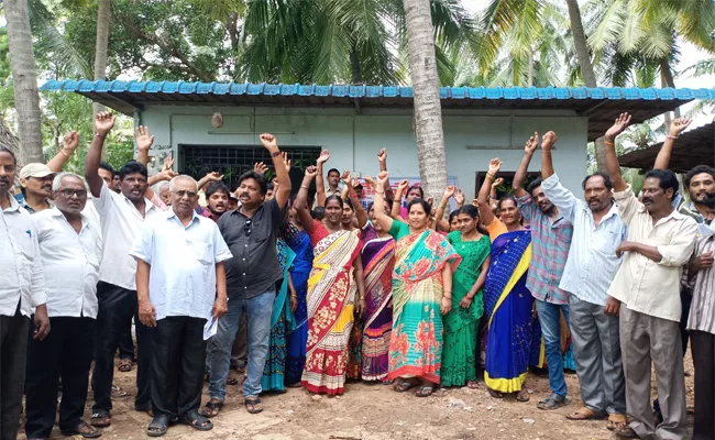 Villagers Protest Against Liquor Shop In West Godavari - Sakshi