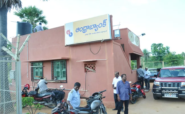 Thieves Robbed 17 Kgs gold And 2 Lakh 66 Thousand Cash At Yadamari Andhra Bank In Chittoor - Sakshi