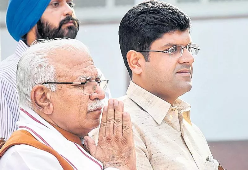 Khattar takes oath as Haryana CM, Dushyant Chautala as deputy CM - Sakshi