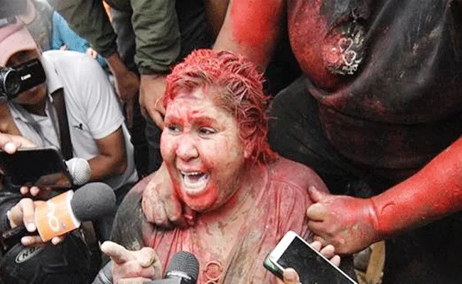 Bolivian Women Mayor Dragged By Protesters Forcibly Cut Her Hair - Sakshi