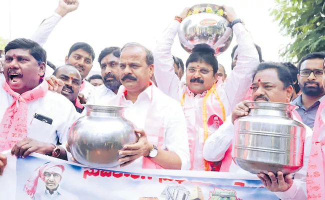 Jalabhishekam Performed To Martyrs' Memorial By TRS leaders - Sakshi