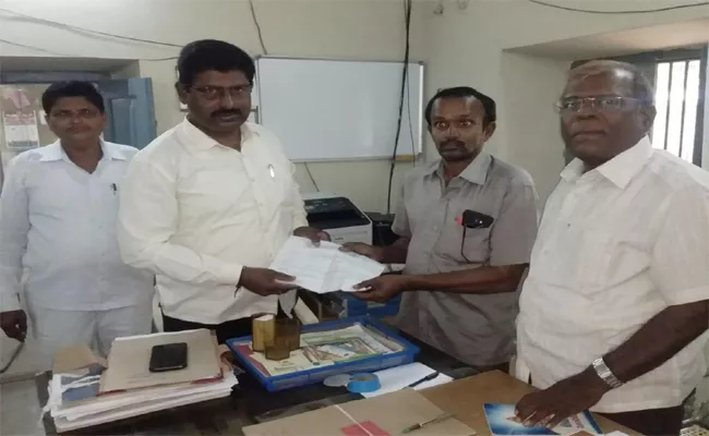 A Man in Miryalaguda Returned His Ration Card - Sakshi