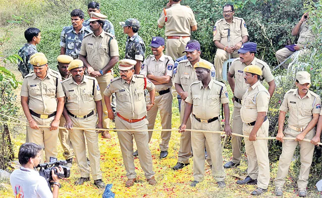 People Prices Hyderabad Police in Disha Case - Sakshi
