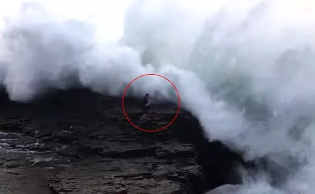 Huge Waves Sweep 20 Years Old Man Into Ocean In California - Sakshi