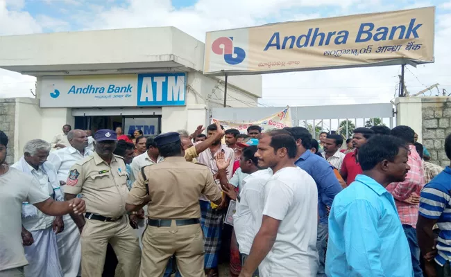 Account Holders Protest in front of Andhra Bank in Chittoor - Sakshi