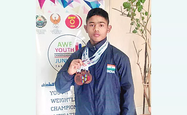 Guru Naidu Wins Bronze Medal In Jr  Weight Lifting - Sakshi