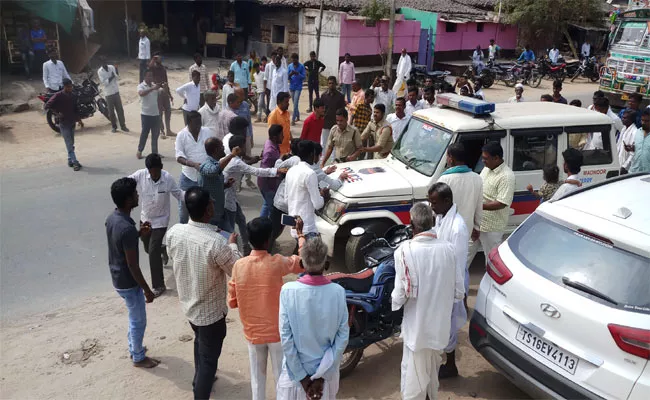 Students Protest On Gurukula Principal In Nizamabad - Sakshi