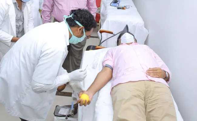 Minister KTR Donates Blood On The Eve of TRS Formation Day - Sakshi