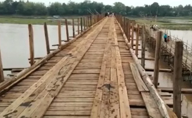 Villagers Build Wood Bridge Without Govt Help In Assam - Sakshi