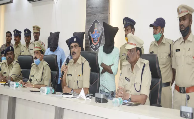 ATM Robbery Gang Held in Guntur - Sakshi