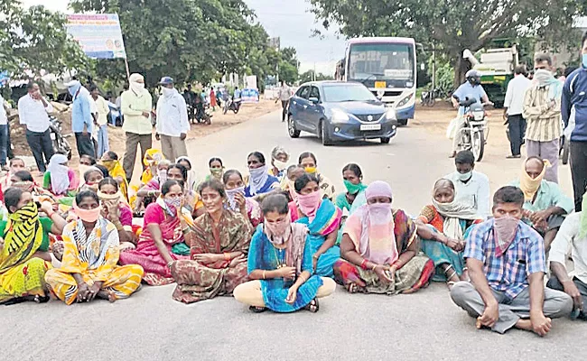 Lover Protest on Road For Boyfriend Medak - Sakshi