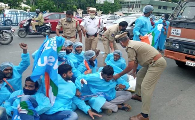 NSUI Protest Near Pragati Bhavan  - Sakshi