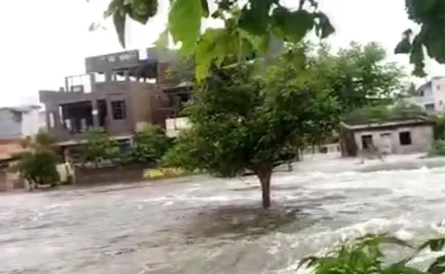 Heavy Rain And Jampanna Vagu Water Surrounds Medaram Village - Sakshi