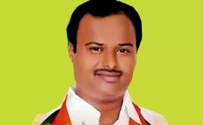 AP BJP suspends party leader Ramanjaneyulu - Sakshi