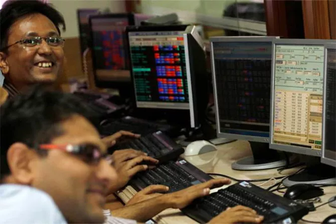 Market jumps 4th consecutive day- Realty, banking zoom - Sakshi