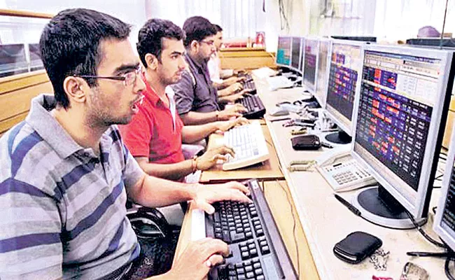 Sensex tumbles 323 pts as global markets reel on Fed outlook - Sakshi