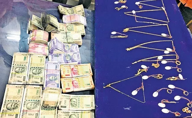 Simhachalam Gold Scam: Police Seized Rs 30 Lakh From Woman - Sakshi