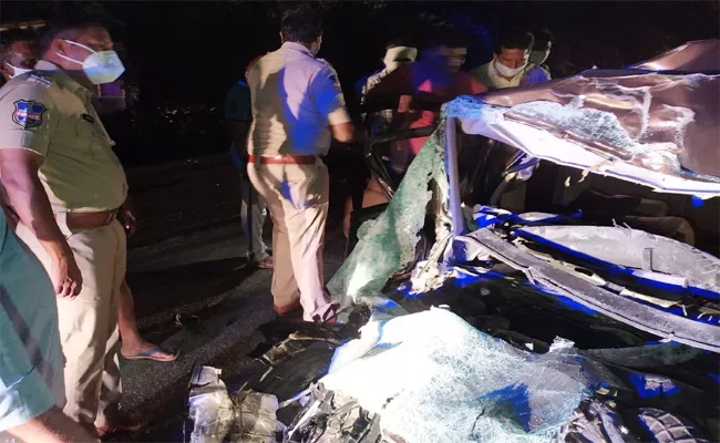 Lorry Accident: 5 Friends Assassinate In Accident In Warangal - Sakshi