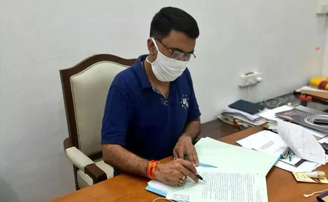 Goa Congress Criticise Pramod Sawant Clearing Files Without Gloves - Sakshi