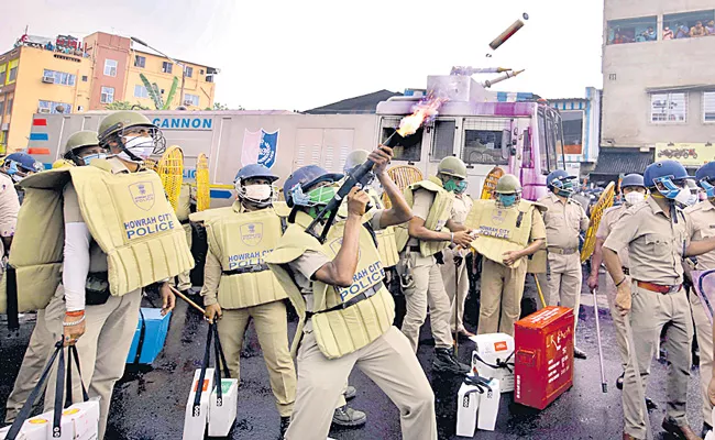 Clashes erupt between West Bengal Police - Sakshi