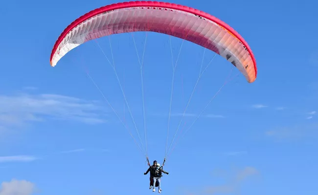 91 Year Old Man Survives From Paragliding Crash In Australia - Sakshi